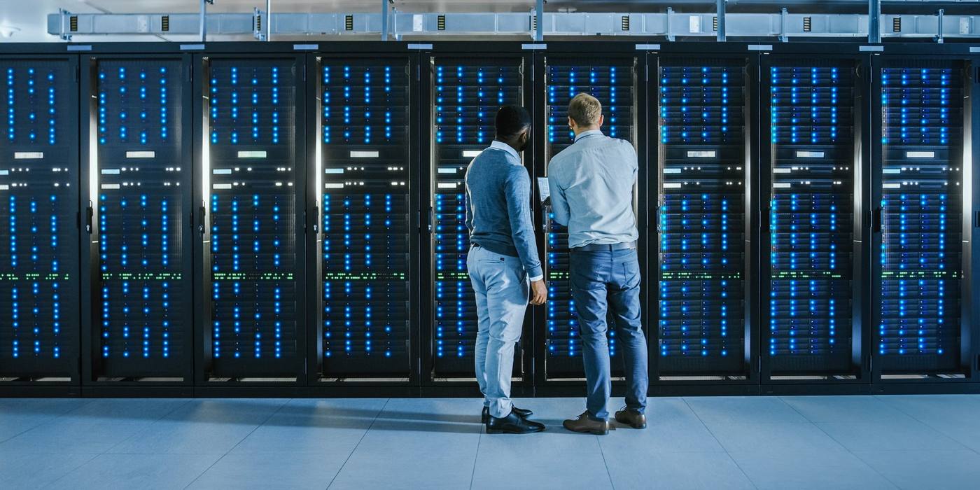 Critical Clean medewerkers voeren datacenterreiniging uit
